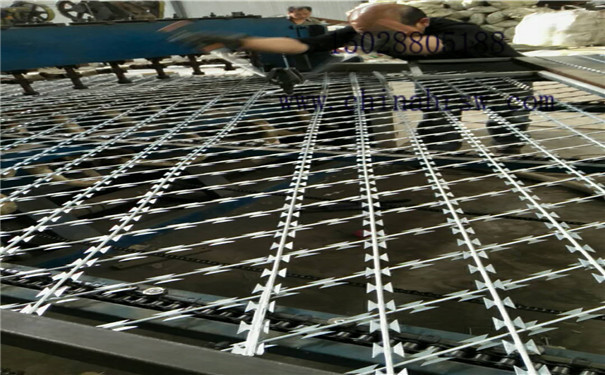 監(jiān)獄護(hù)欄網(wǎng)焊接過程 監(jiān)獄護(hù)欄網(wǎng)焊接過程